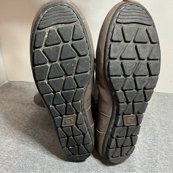 BORN women’s tan flat ankle booties. - Picture 11 of 15